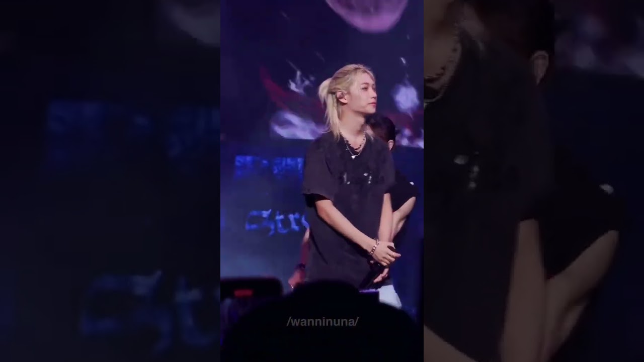 He checked his abs before showing them 🐥☀️ #felix #straykids #skz #leefelix #stay #viralvideo