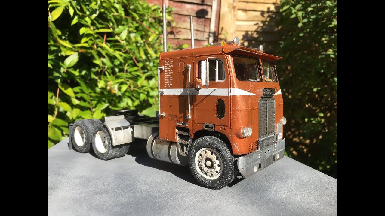 Built model review: AMT White Freightliner cabover dual drive in 1/25 scale