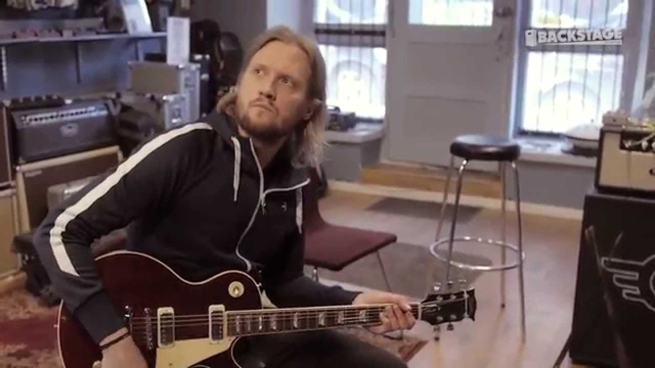 Eetu Kauppinen with Custom Boards pedalboard (in Finnish)