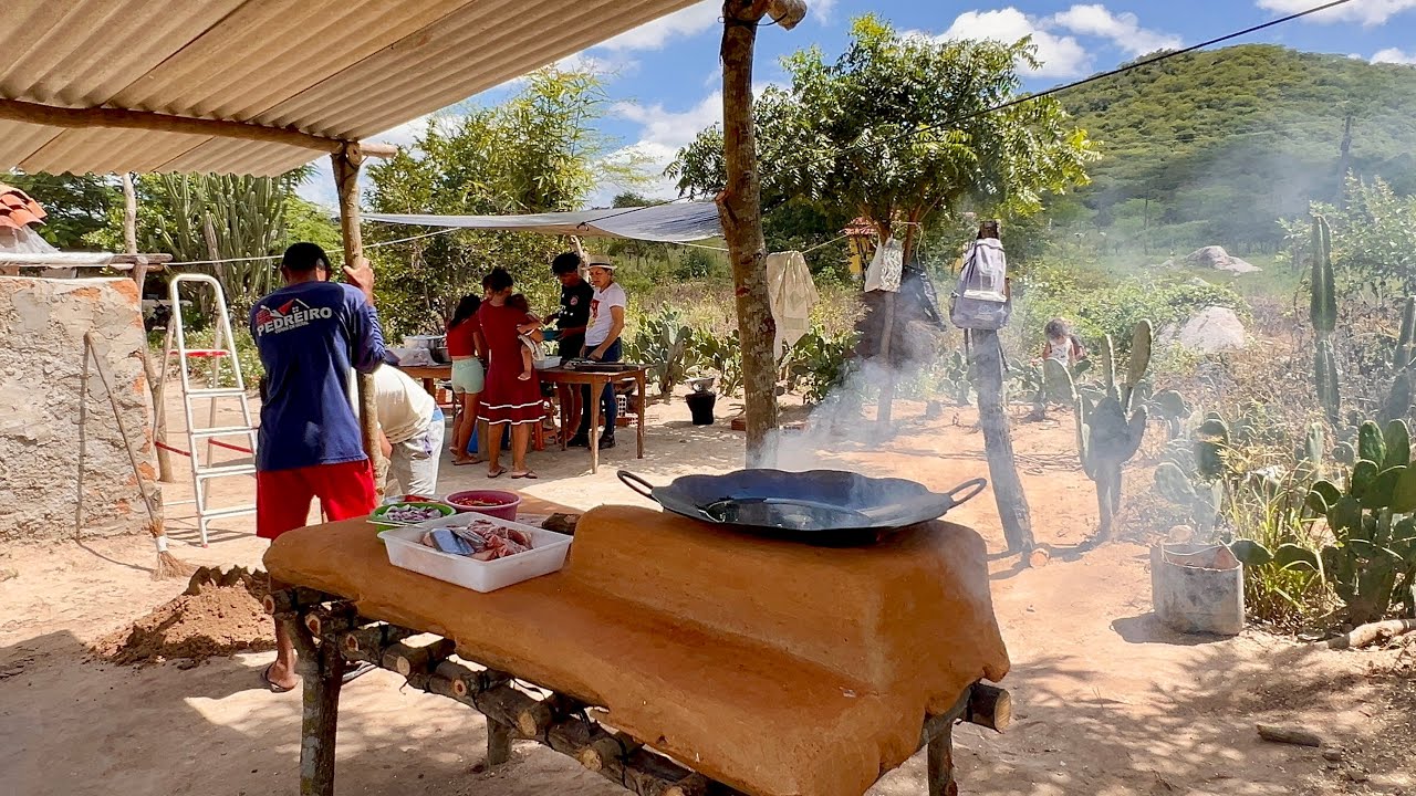 FEIJÃO TROPEIRO NO ALMOÇO NA ROÇA E INAUGURANDO O FOGÃO DE LENHA DA “BIA” 