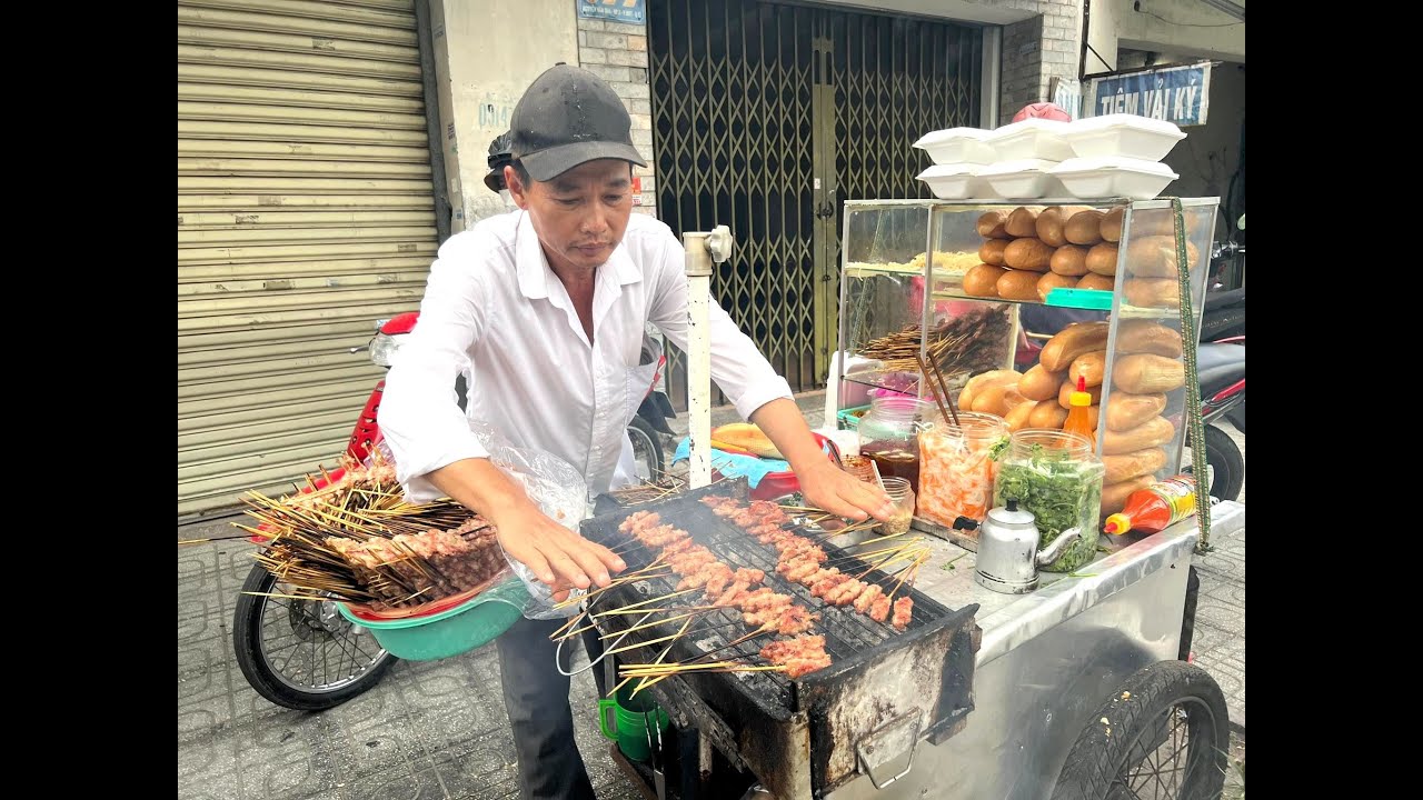 Xe bánh mì thịt nướng đơn giản, dân dã mà đông khách vô đối trên vỉa hè Sài Gòn