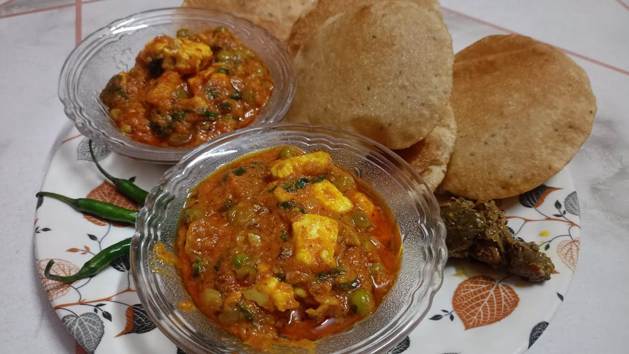 Halwai jaise matar paneer with bread me puri👀✨ #health #fypシ゚viral #food #like #subscribe #trending 