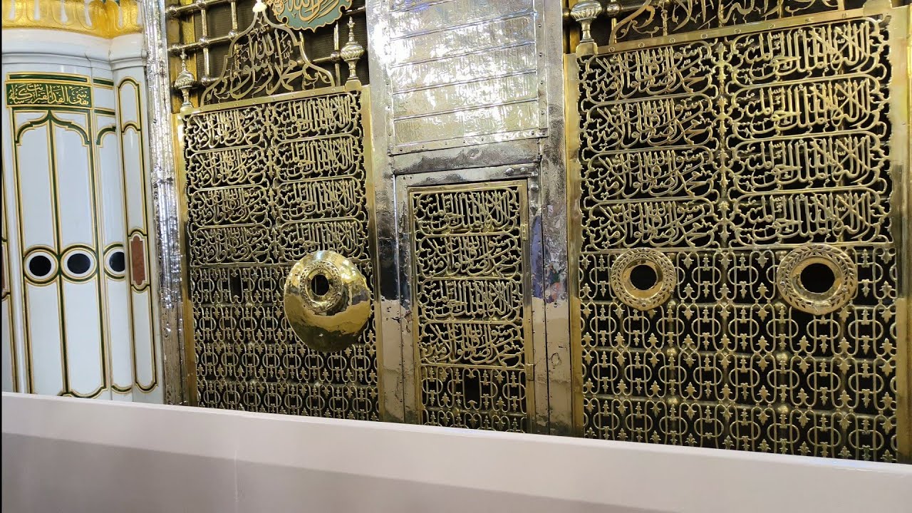 Visiting the Grave of Prophet Muhammad (Peace be upon him) | Medina
