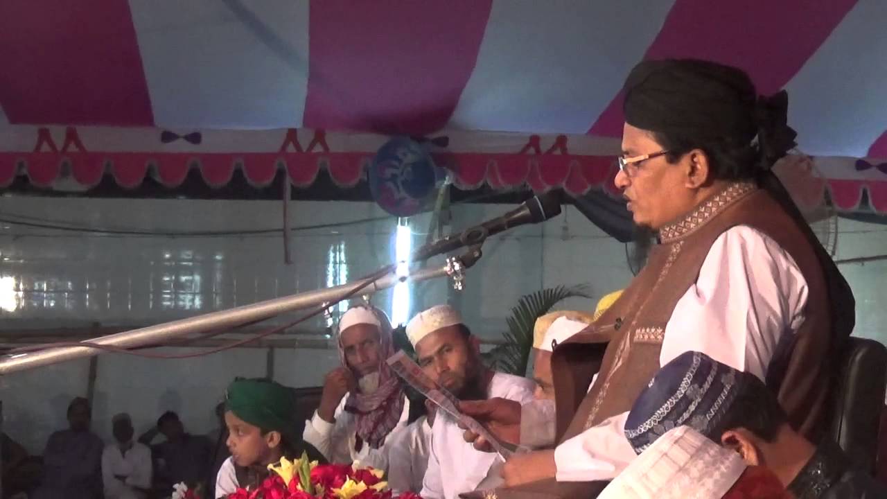 চান্দনা চৌরাস্তা ঈদগাহ মাঠে বক্তব্যরত অবস্থায় মাওলানা তাজুল ইসলাম চাঁদপুরী সাহেব