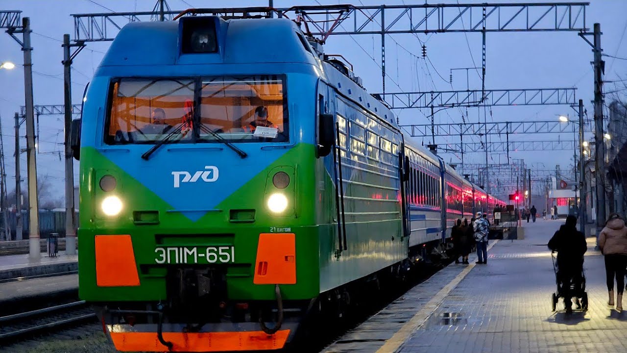 Электровоз ЭП1М-651 с туристическим поездом «Зимняя Сказка» Мин. Воды—Великий Устюг—Мин. Воды №937С
