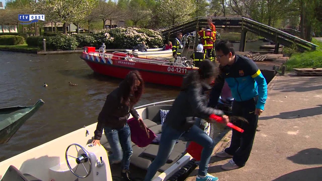 Bootjes omgeslagen door harde wind in Giethoorn, brandweer haalt bootjes van meer
