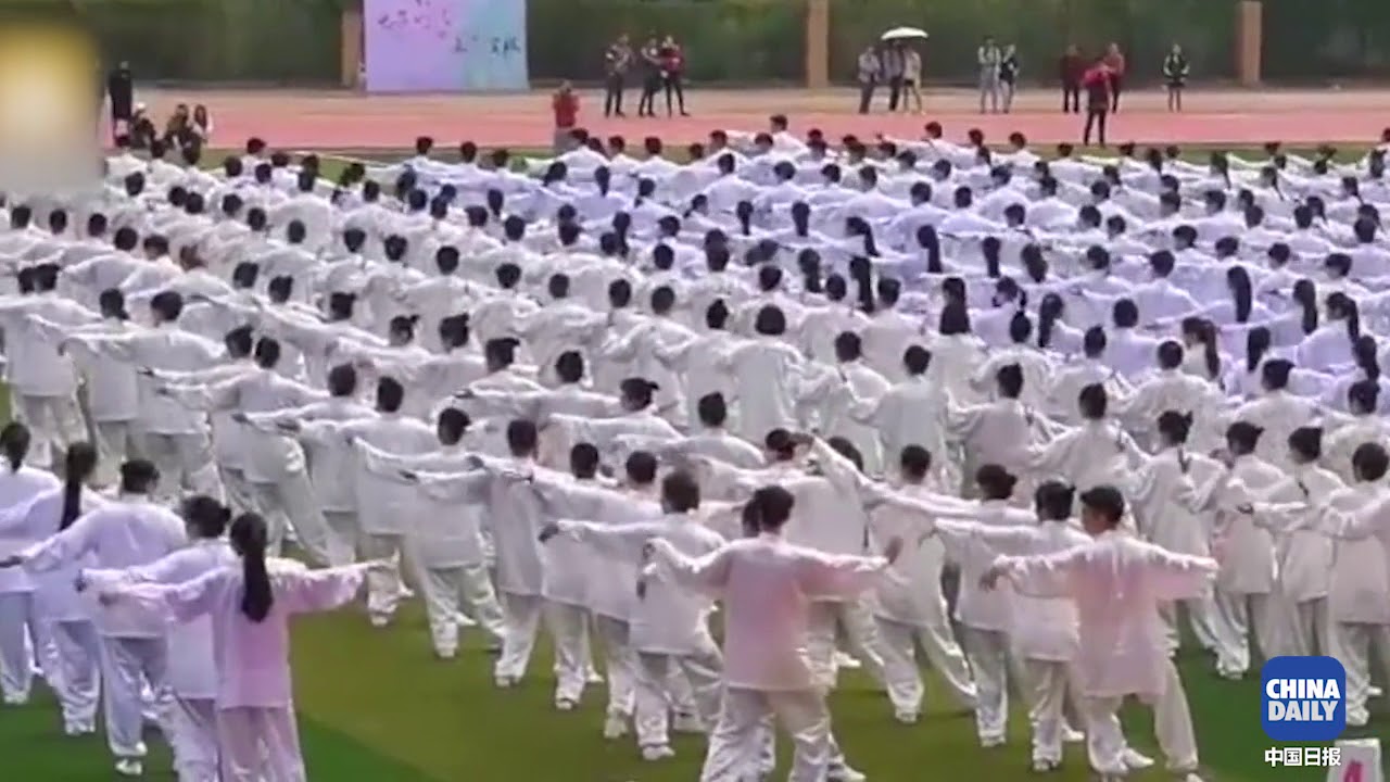 Astonishing! 1000 Chinese students practicing tai chi in unison