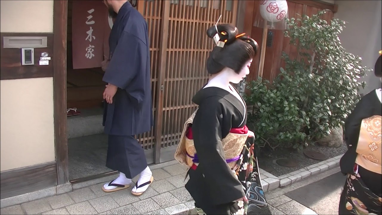 とし恵美と菊弥江の襟替えに小つると小はつの店出し（敬称略）