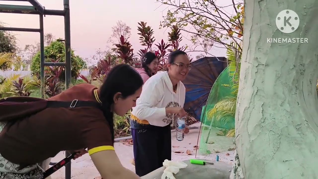 ป้าแต๋นขอโชคกับแม่ย่าช่อแก้วหลังจากกลับมาจากนครพนมนักเรียนใหม่ของช่างปั้น