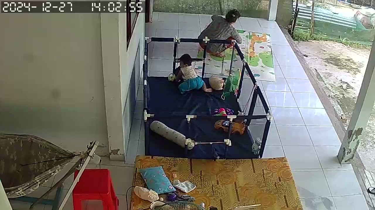 Con trai đi được vài bước rồi nè