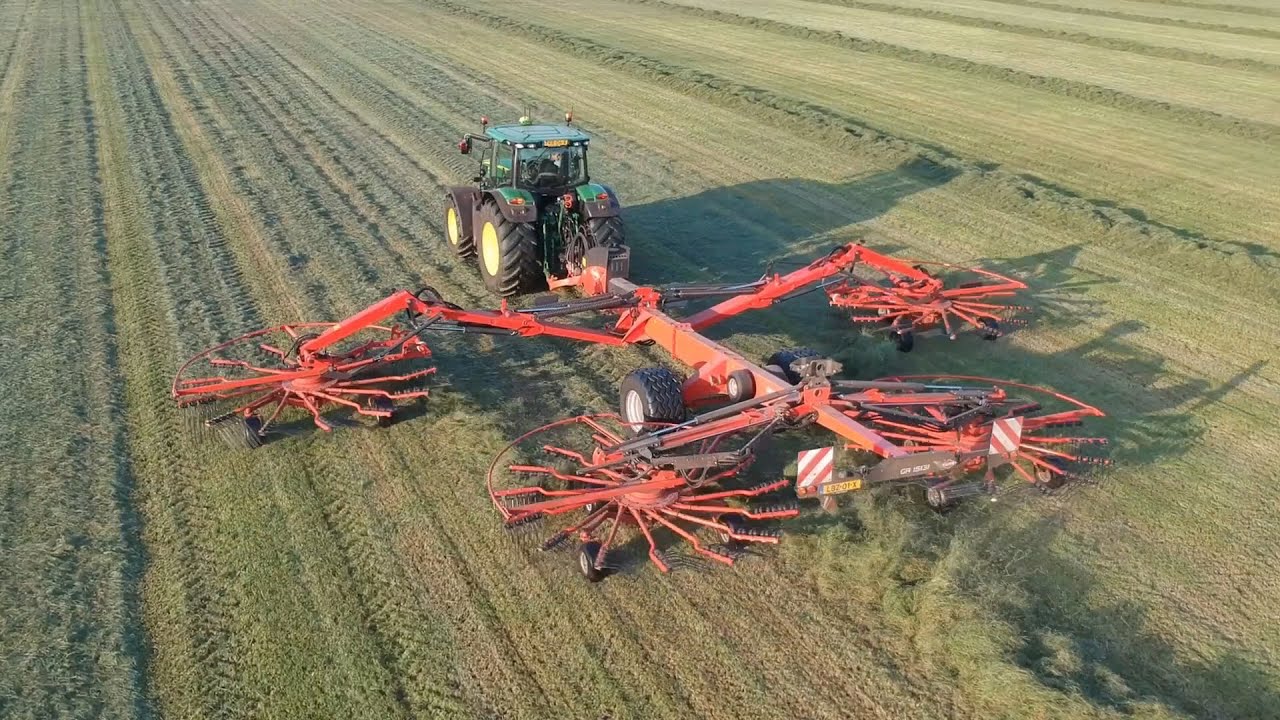Raking silage JD & Kuhn