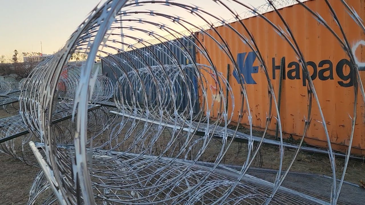 Texas Guard Engineers Reinforce Barriers in Shelby Park as part of border security