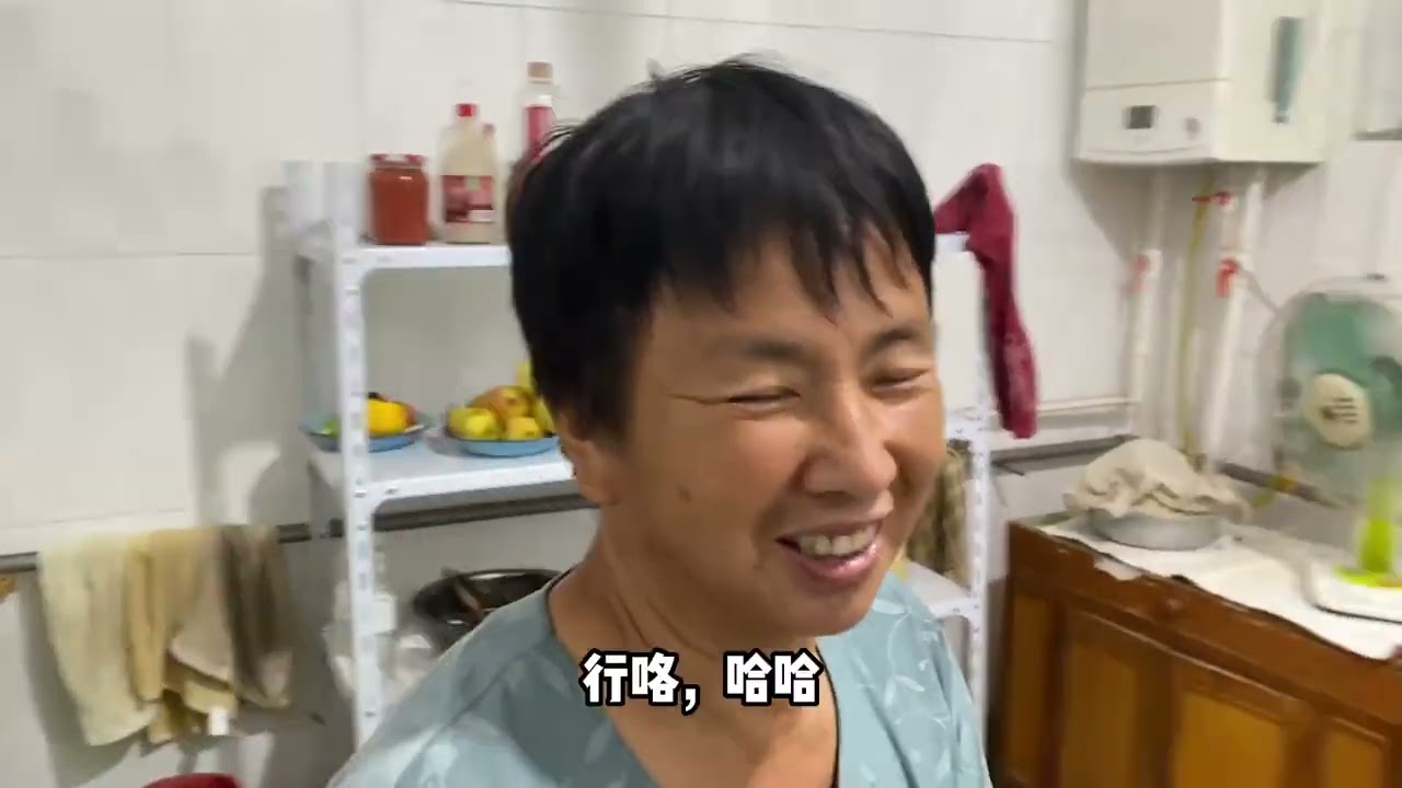陪父母一起做桃罐头，做完先送到丈母娘家，丈母娘高兴的合不拢嘴