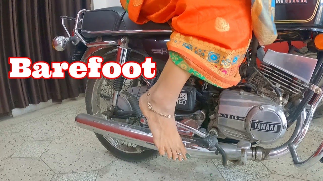 Barefoot Girl Kickstart Yamaha Rx with Saree 🔥🔥🔥 #yamaha #rx100 #135 #rxking #2stroke #dehradun