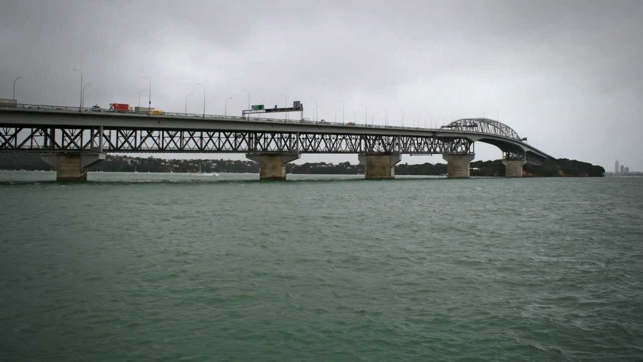 Auckland's 'coat-hanger' bridge - Roadside Stories