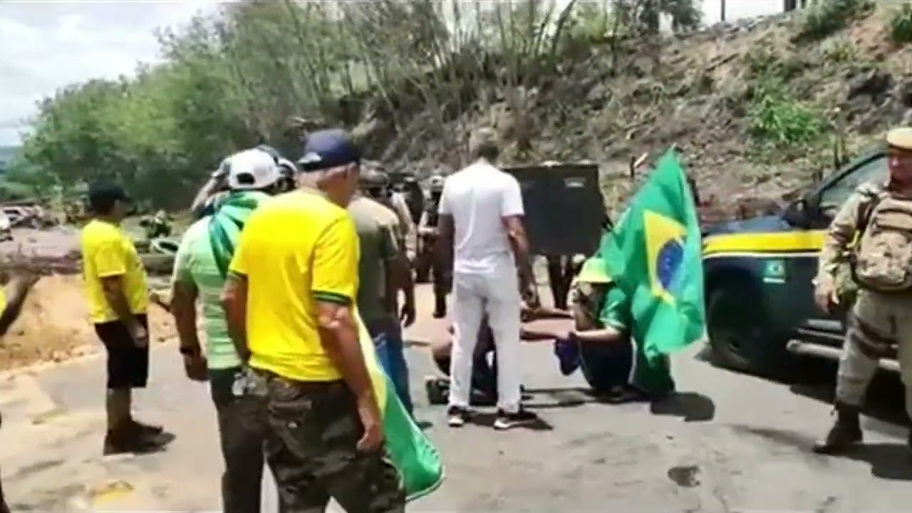 Golpista se revolta ao apanhar da polícia em bloqueio na Bahia