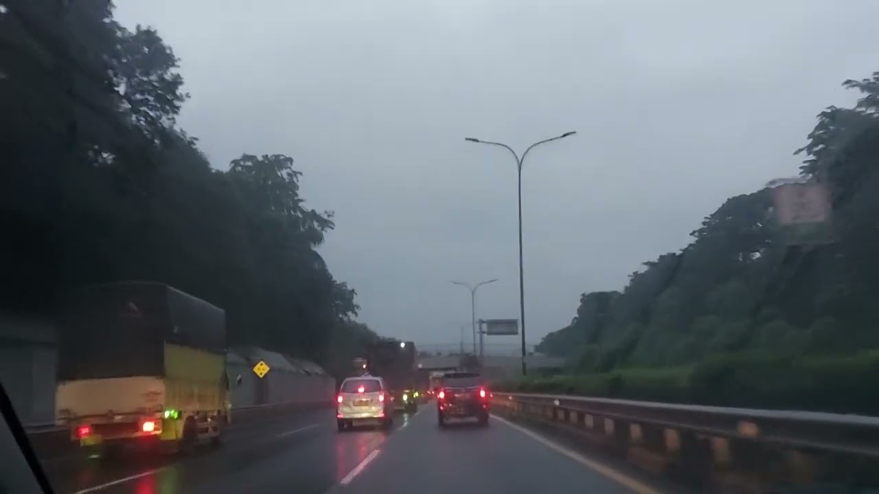 SUASANA PAGI ARUS LALU LINTAS DI TOL LINGKAR LUAR JAKARTA HINGGA TOL JAGO RAWI