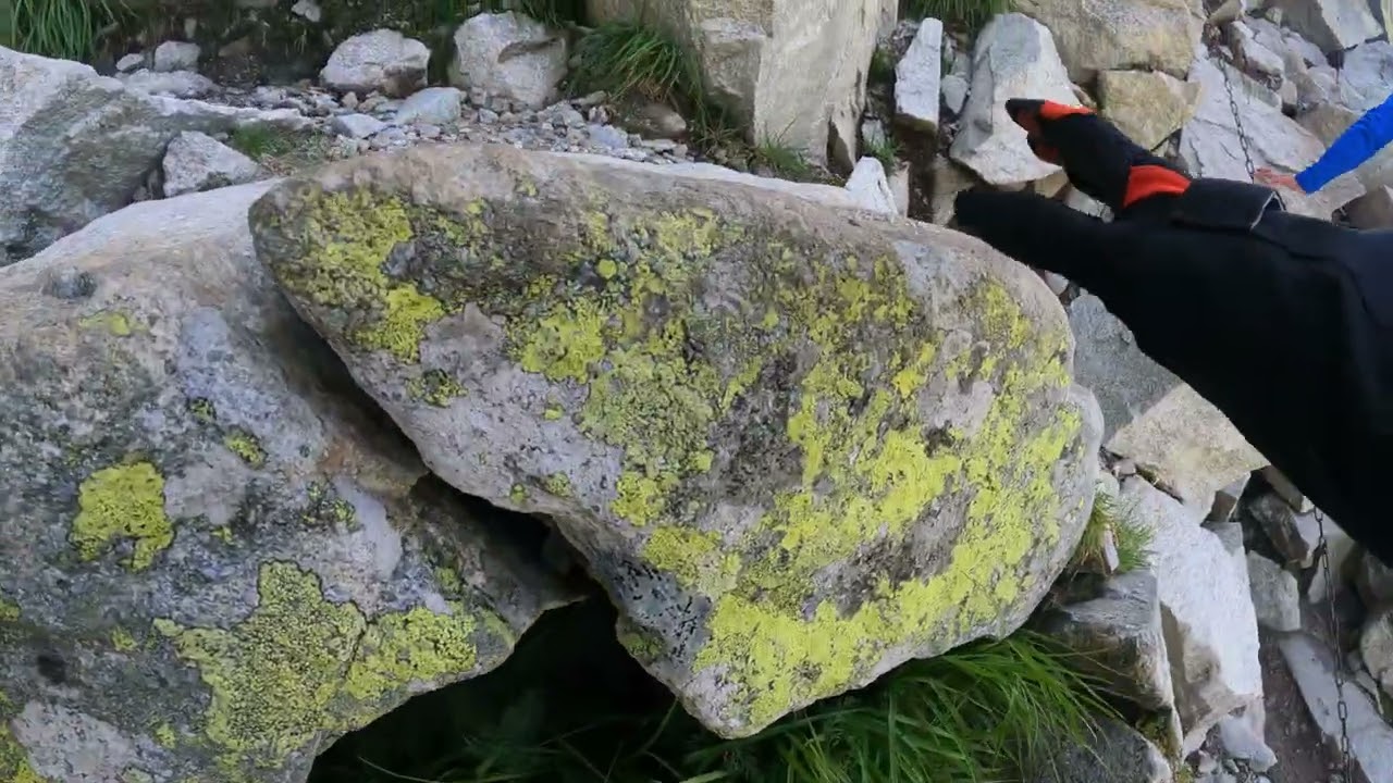 Fragment szlaku na Rysy od słowackiej strony. (platformy, drabinki, łańcuchy)