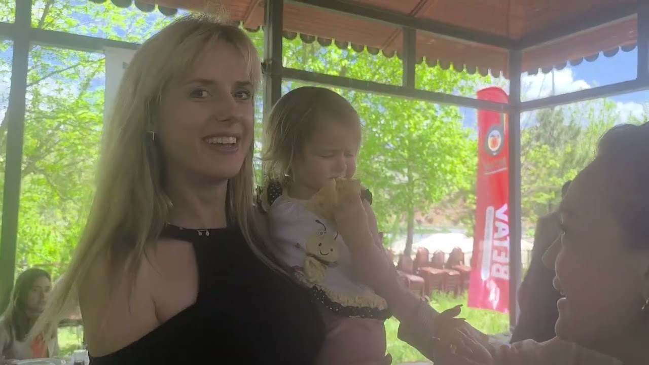 Bitlis Festival Komitesi Direktörü Wilma Elles, oyuncu ve davetlileri karşılarken