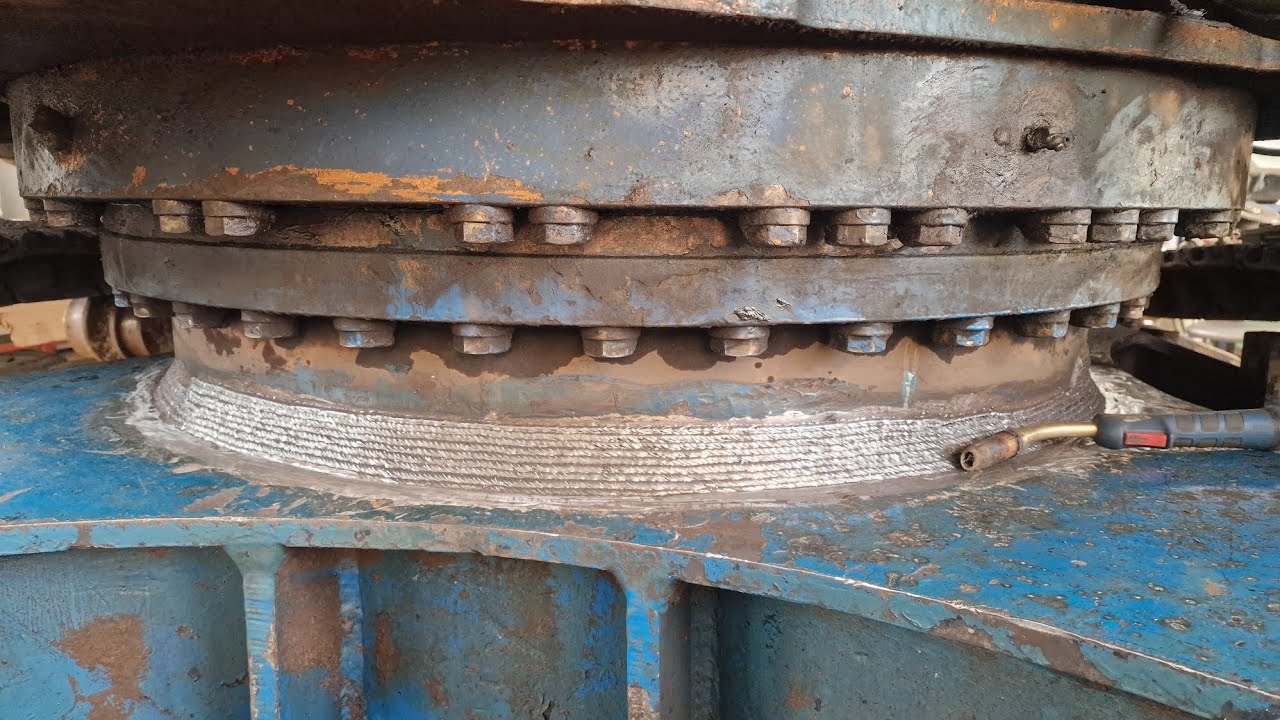Svařování prasklé otoče bagru Samsung - finální svár. Welding a cracked Samsung chassis - final weld