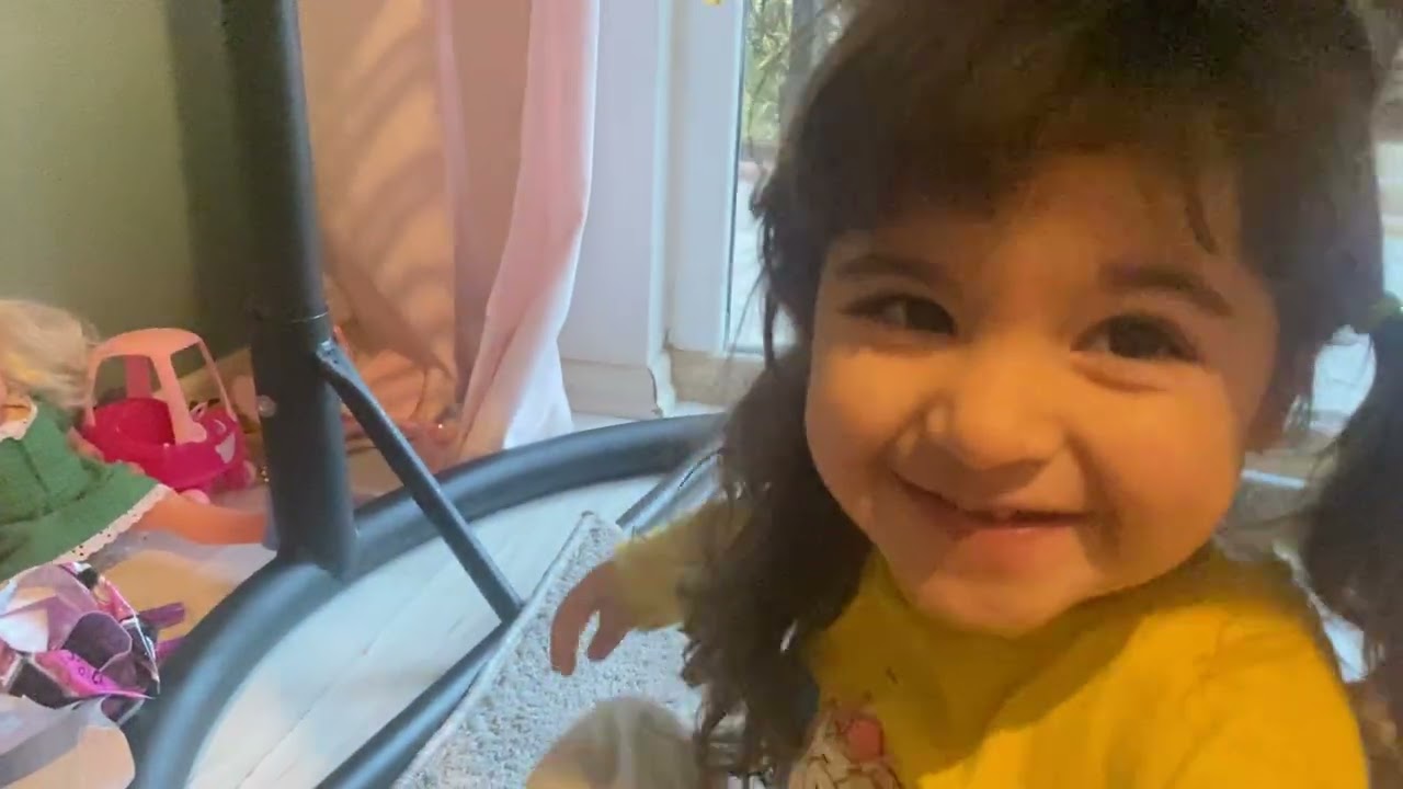 Beren Ada hasta evdeyken Kumsala  İngilizce renkleri öğretiyor 
