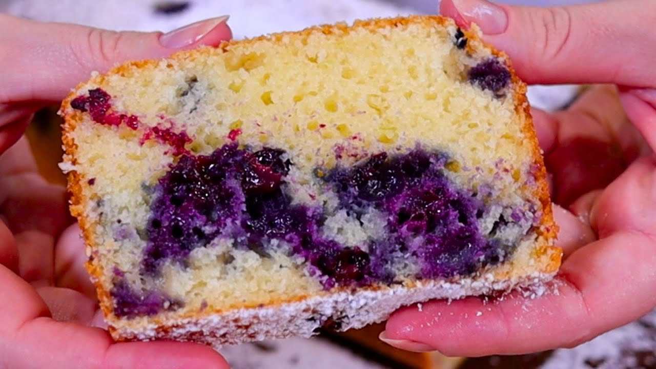 DESMANCHA NA BOCA DE TÃO FOFINHO! | BOLO DE MIRTILO COM IOGURTE FÁCIL E ÚMIDO