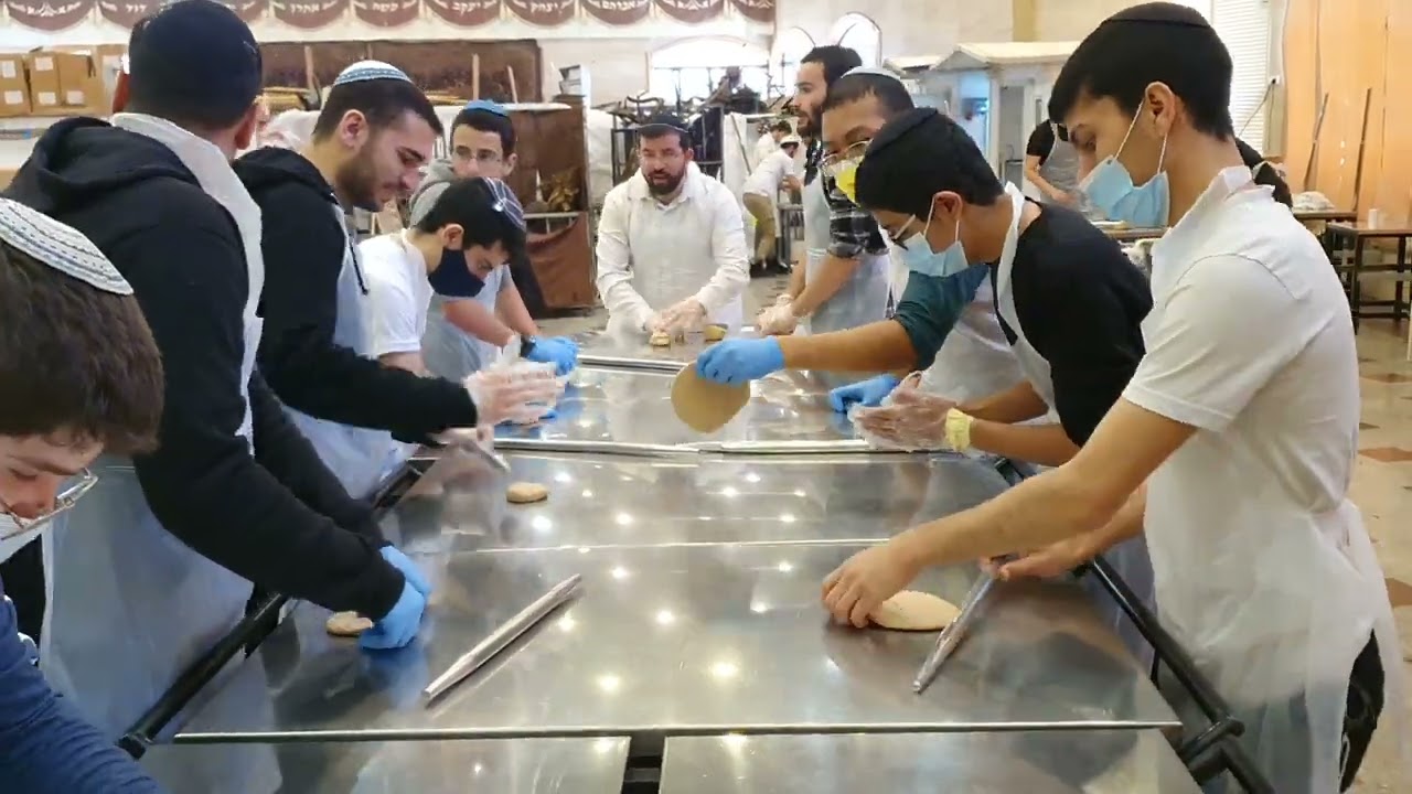 אפיית מצות  - ישיבת ההסדר המאירי ירושלים