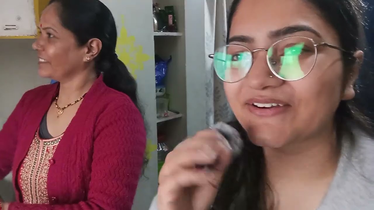 भाई अपनी बहन को बलौग में दिखाने के लिए कर रहा है जिद 😂😂