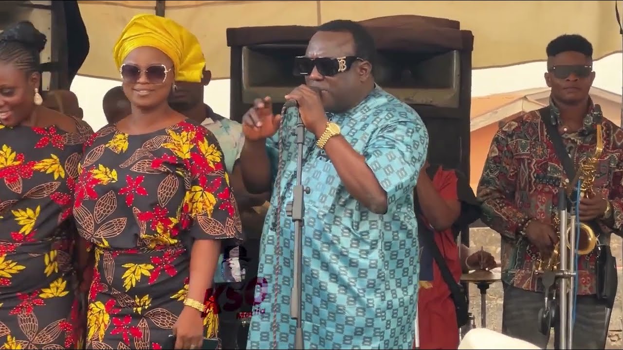 Incredible, as King Osupa accommodate hundred of fans to climb the stage and take pictures with him
