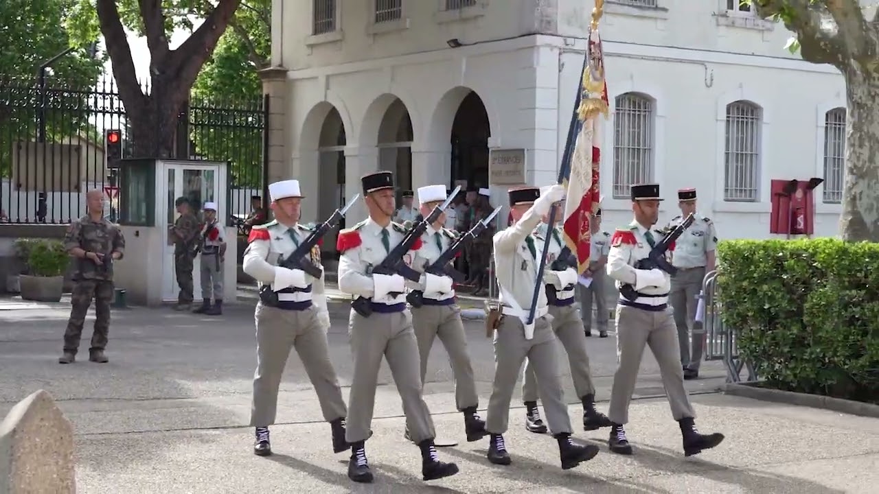 le Lt. Colonel GUILLOT Présente le régiment au chef de Corps