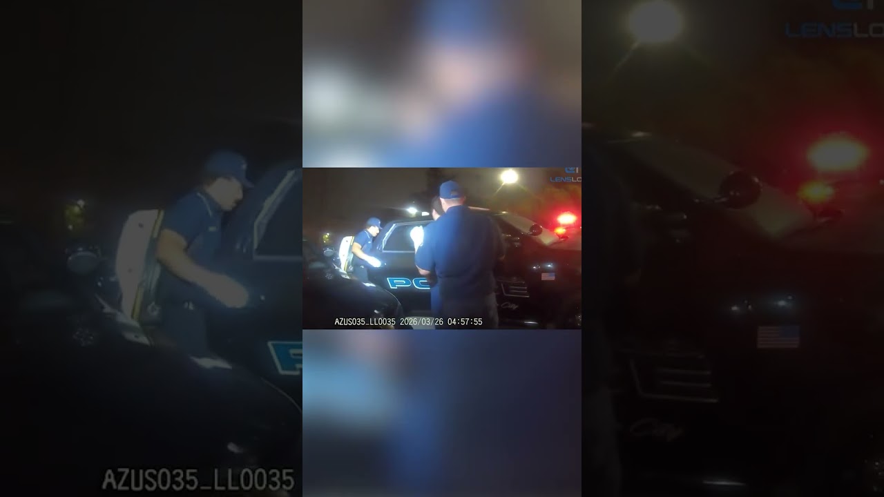 На видео видно, как внутри полицейской машины, припаркованной возле полицейского участка, обнаруж...