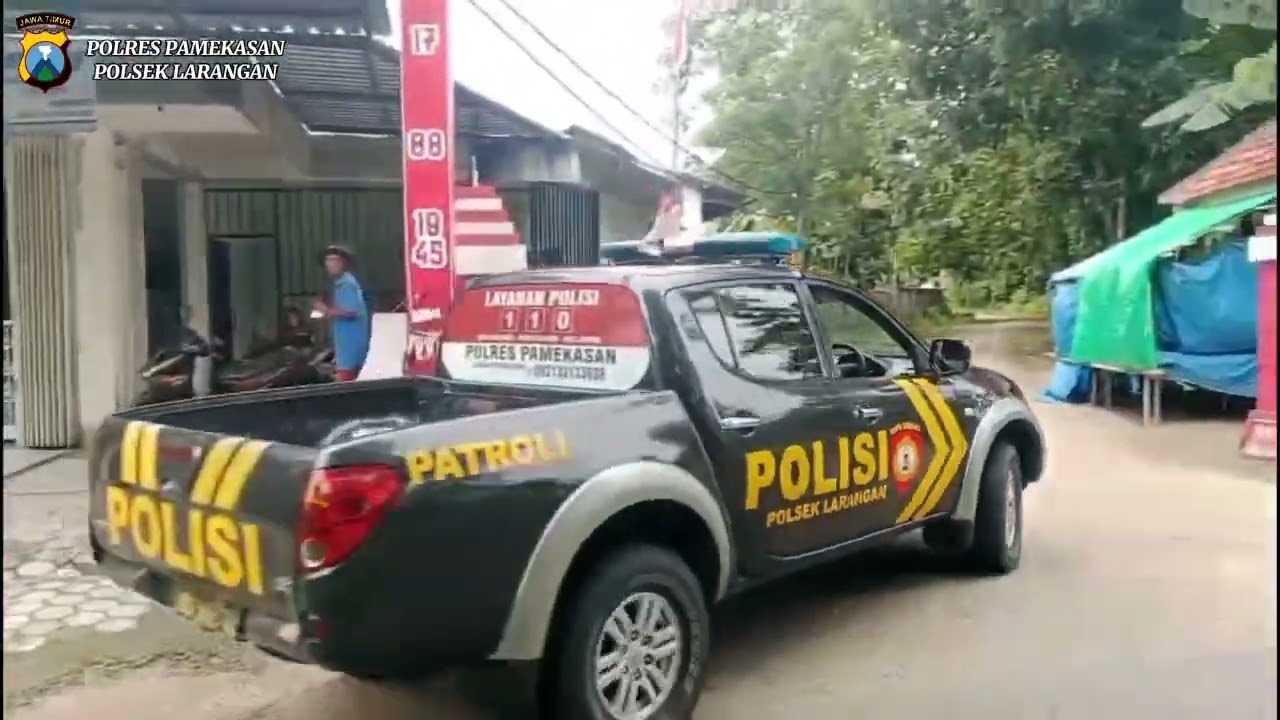POLSEK LARANGAN MEMBERIKAN BANSOS DAN CEK KESEHATAN MASYARAKAT 