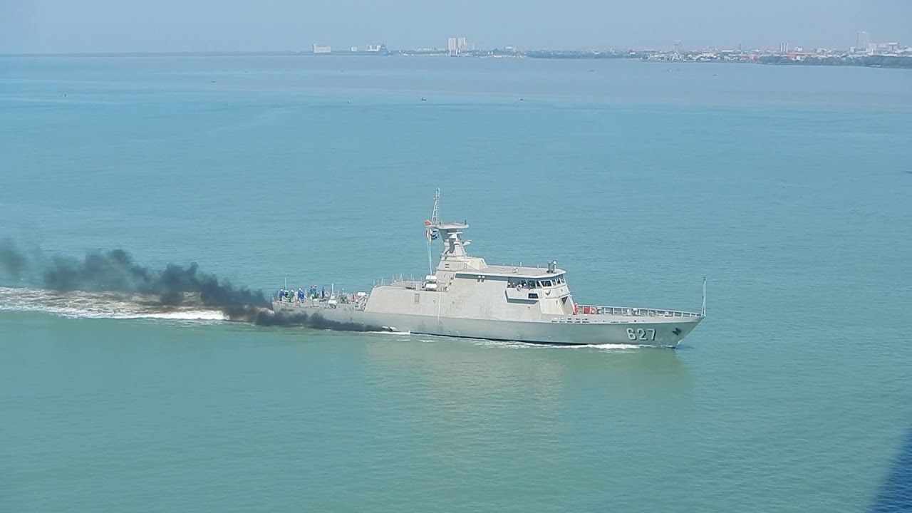 Kapal di Bawah Suramadu - KRI 627 Kerambit