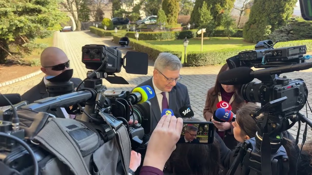 Príchod premiéra a ministrov na výjazdové rokovanie vlády. 