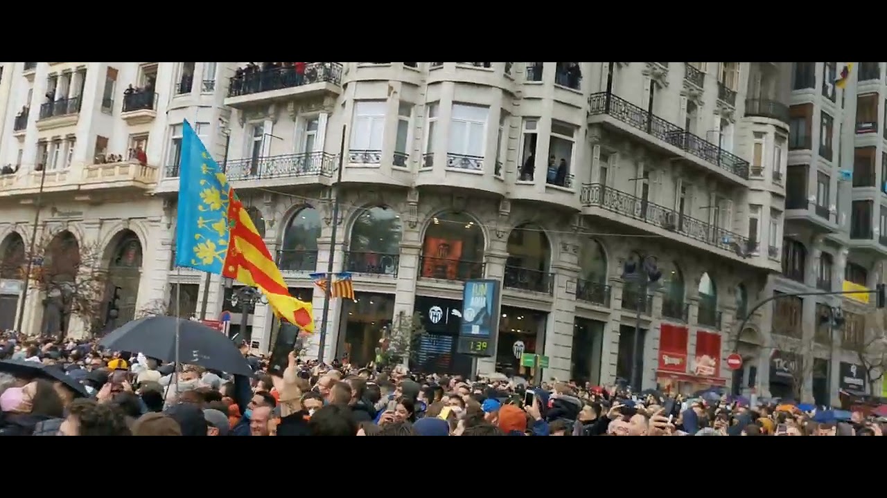 Pre Mascletà Fallas de Valencia - Cantando por Nino Bravo 'Un beso y una flor' 19.03.2022