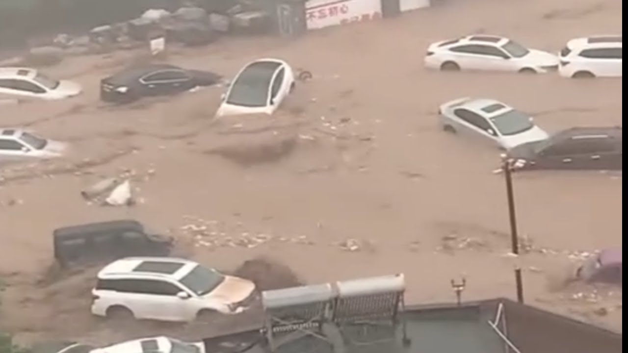 China's capital under water! River overflow causes car damage in Beijing