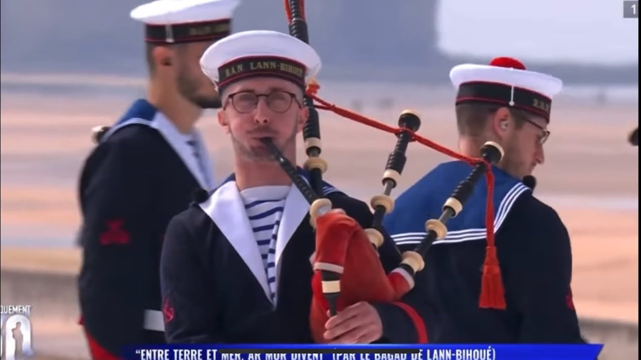 Bagad de Lann-Bihoué - AR MOR DIVENT ( 80ème anniversaire du débarquement ) 
