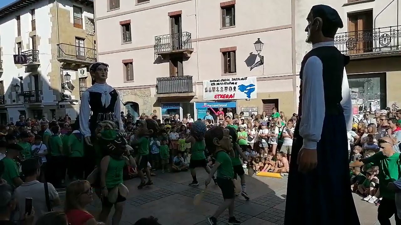 Madalenak 2022. koadrilen eguna. buruhandiak dantzan.