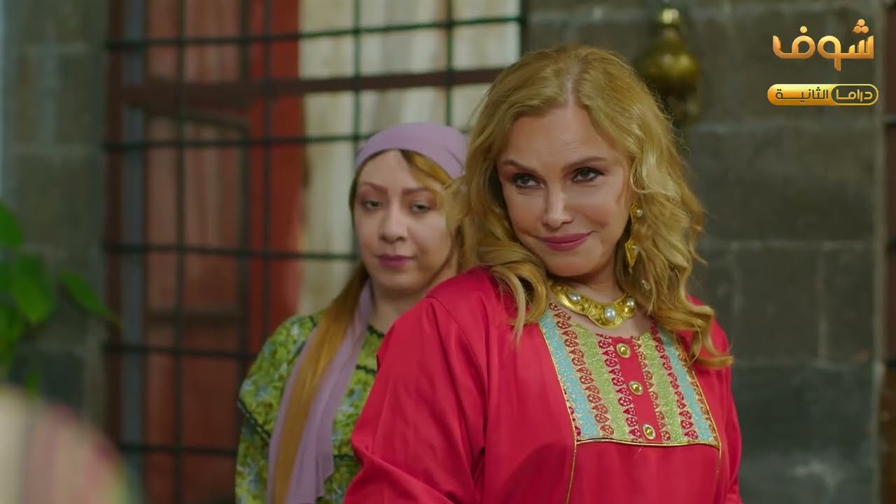 مرت البيك واخته تخانقو ونتفو بعض! كل وحدة طمعانة تصير ست الحارة! خربو بيت البيك وروحولو كل مصاريه!