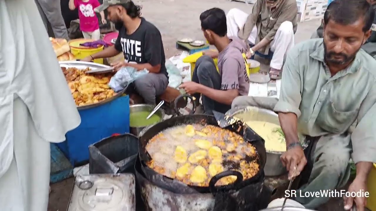 🔥 Crispy Pakoray Breakfast in Lyari Karachi | Street Food Pakistan | Desi Nashta Tour 🇵🇰
