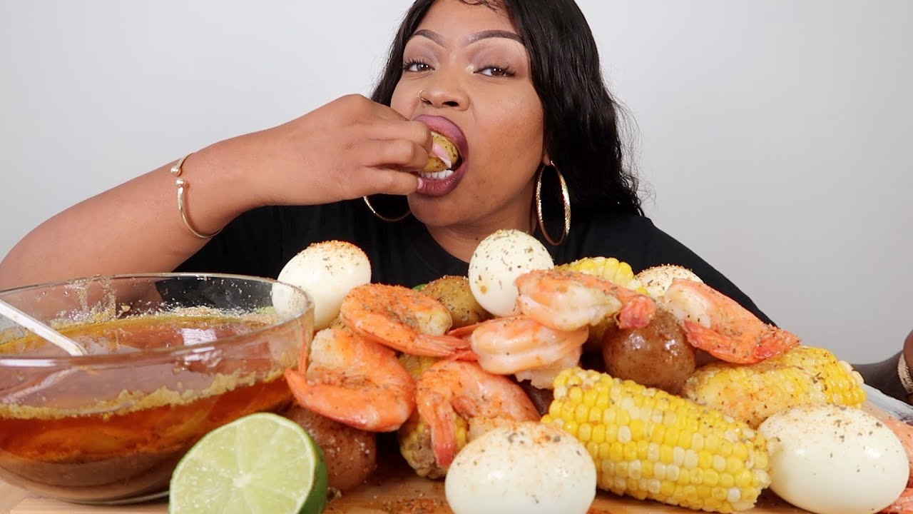 SHRIMP, CORN, POTATOES, SAUSAGE, SEAFOOD BOIL MUKBANG!