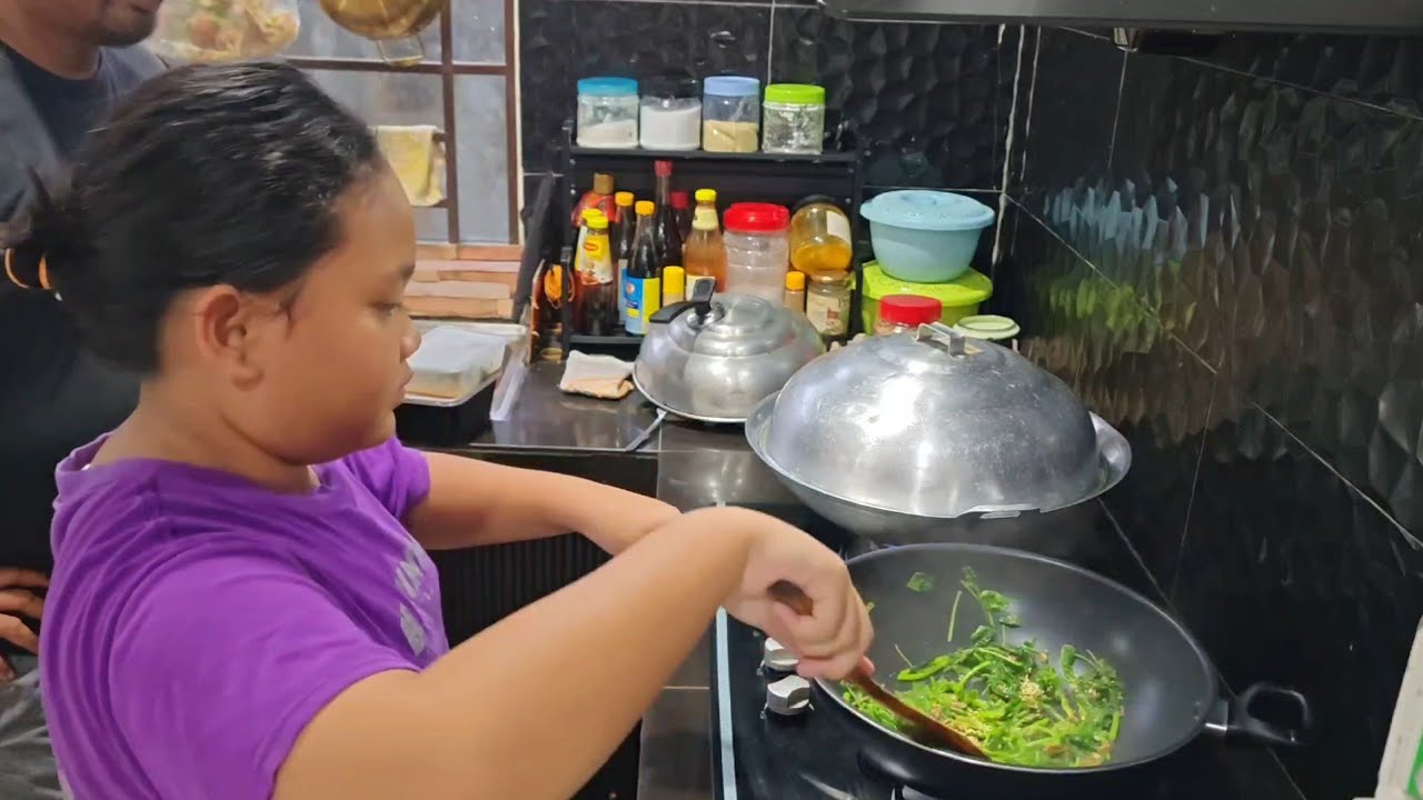 SYUKUR LINA TOLONG DADDY MASAK SAYUR | BIGTON MASAK AYAM KUKUS HALIA