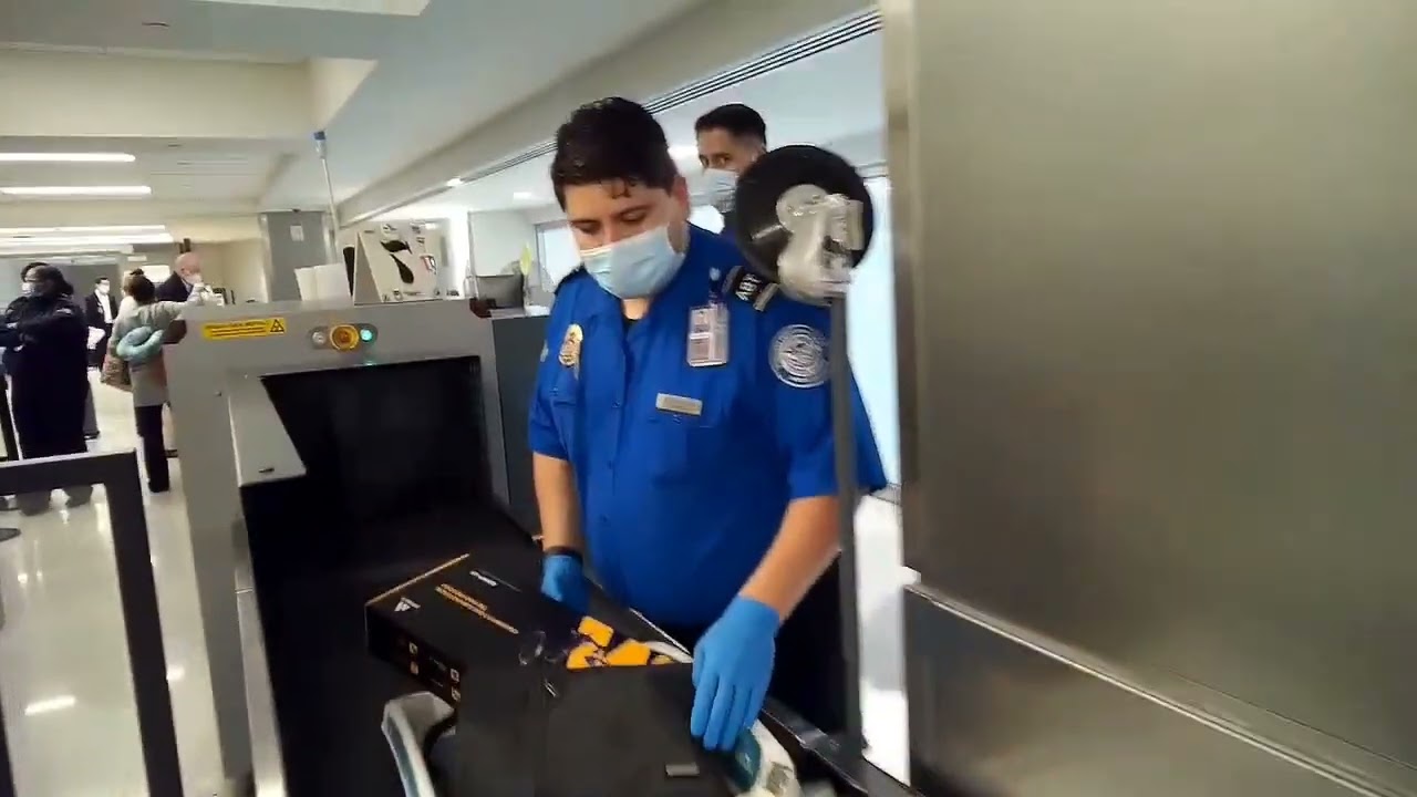 Прохождение контроля безопасности TSA в аэропорту Лос-Анджелеса