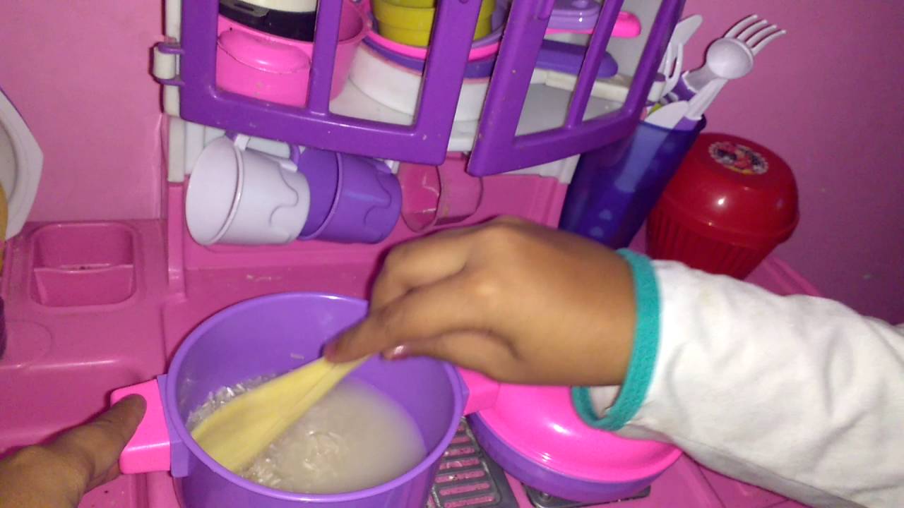 Mostrando minhas panelinhas novas +fazendo comida para as babys .