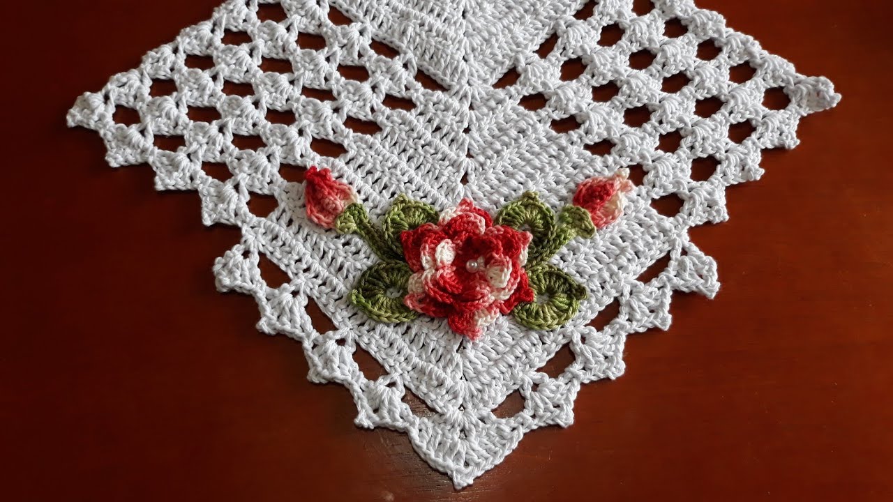 COMO FAZER O ACABAMENTO NO CAMINHO DE MESA EM CROCHÊ COM FLORES.