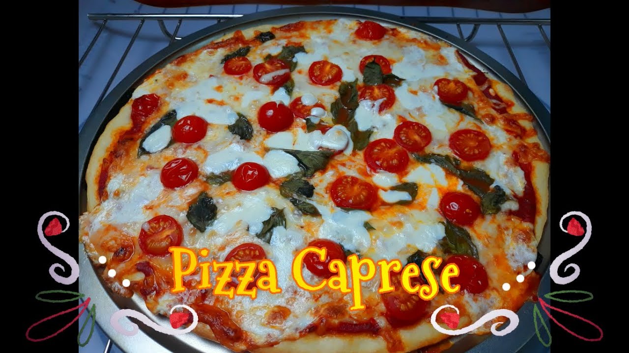 Pizza con albahaca y tomate. Pizza Caprese receta Italiana.