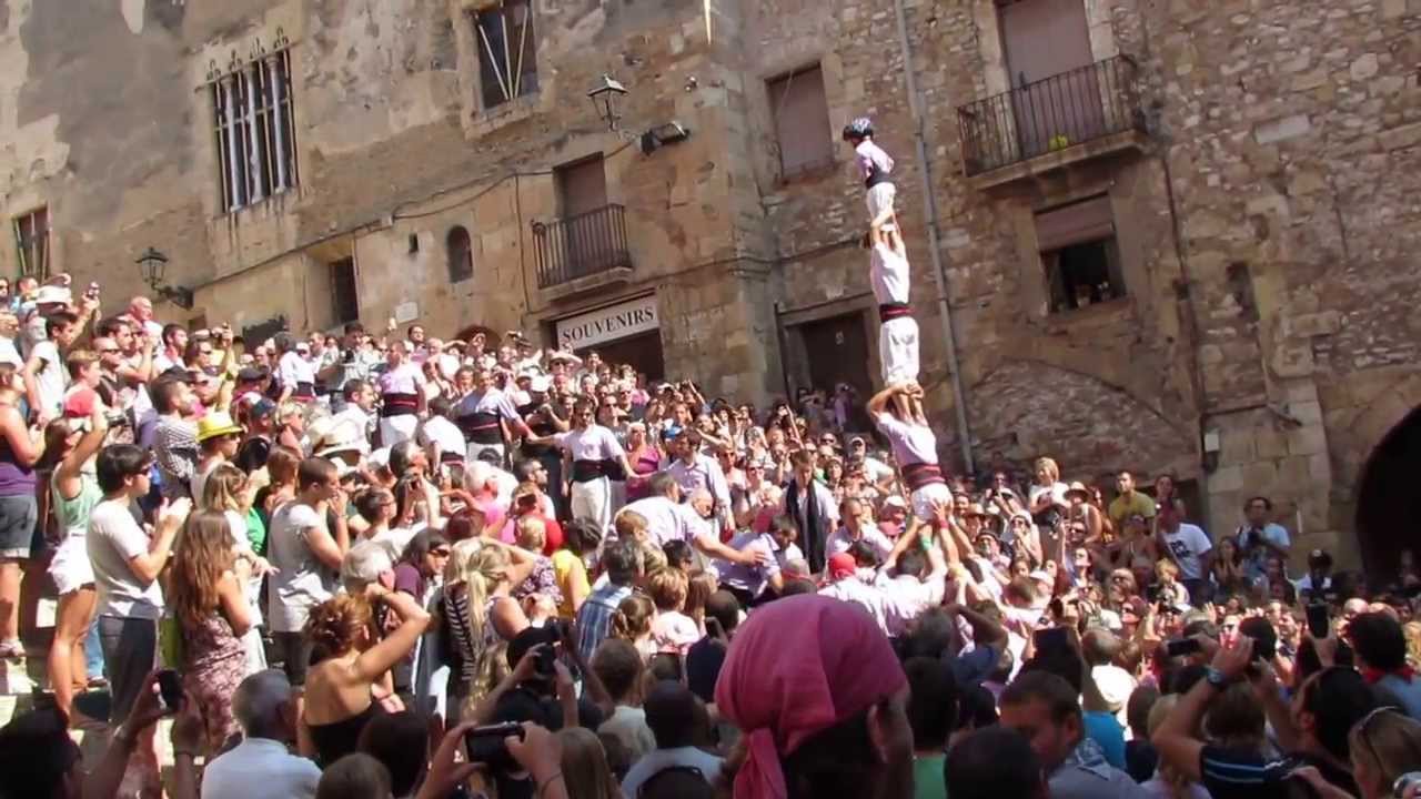 Pilar caminant davant la catedral de Tarragona. Santa Tecla 2013