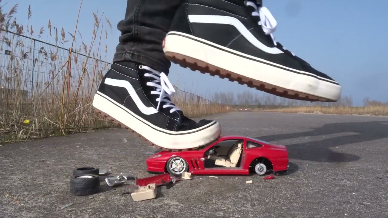 Vans SK8 HI MTE stomp, trample and destroy 1:18 Ferrar model toy car