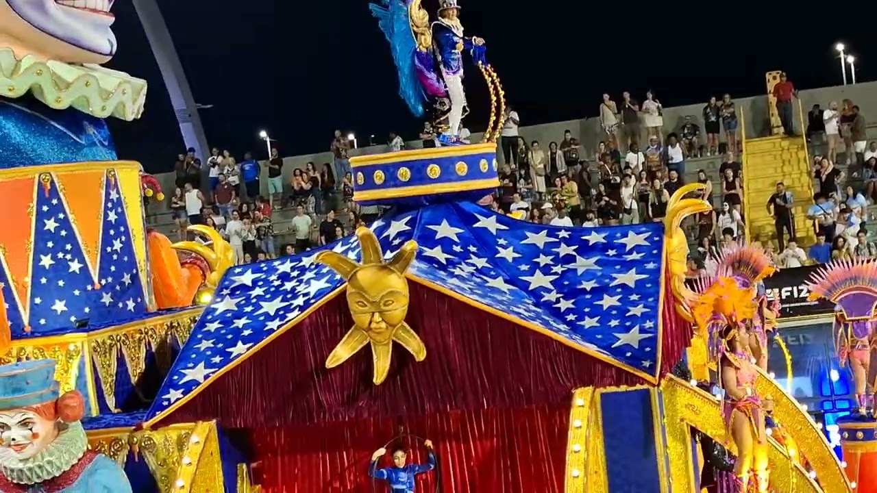 Um desfile de carnaval amarelo passa pelo campo de desfiles #carnaval #brasil #joy 