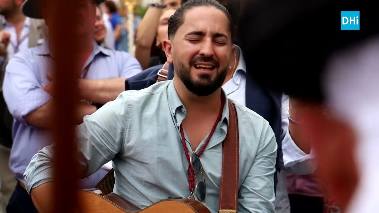 Jaime Stevez le canta a la Virgen de Valme a la salida de la Ermita de Cuarto - Dos Hermanas Info